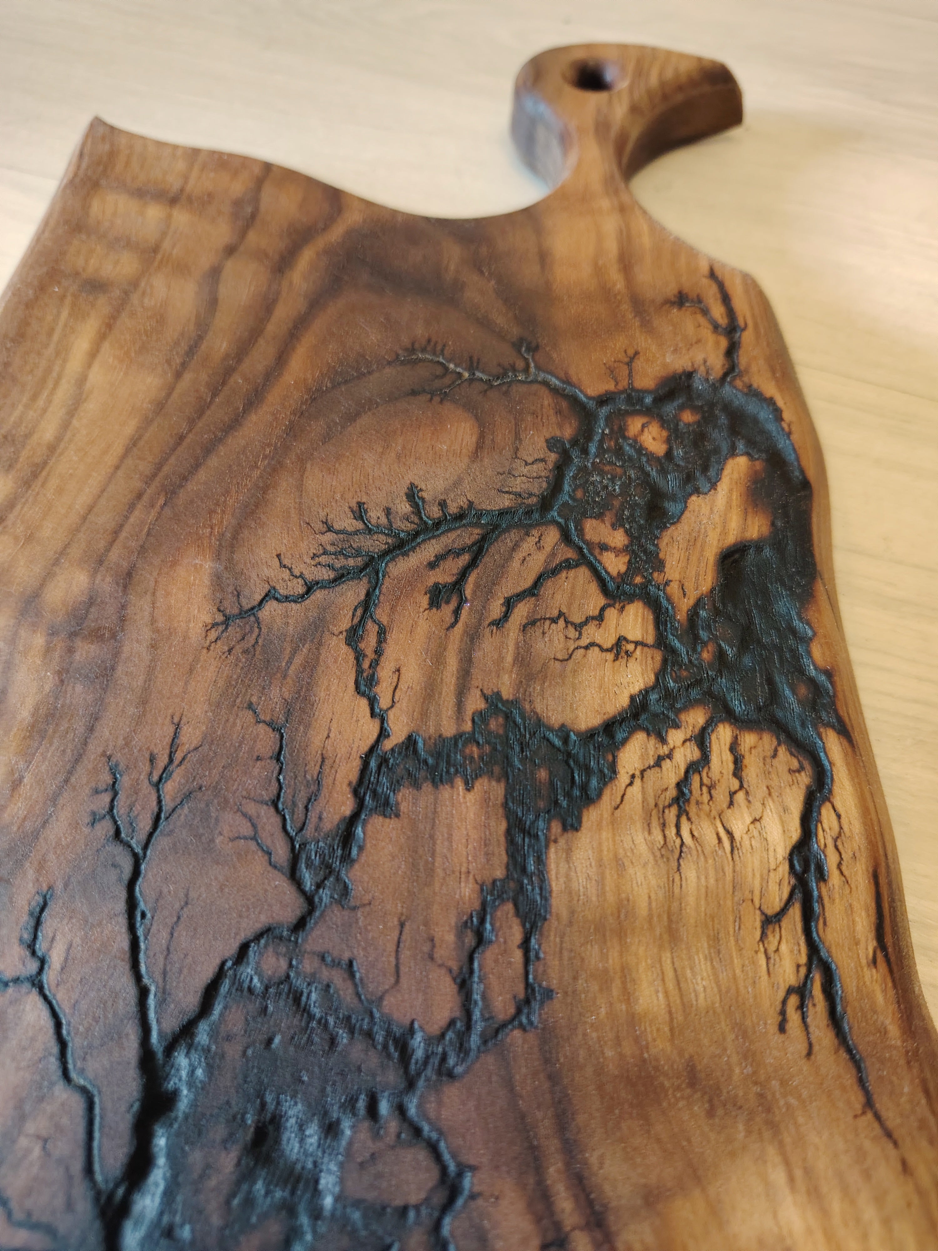 Tagliere in noce effetto fulmine