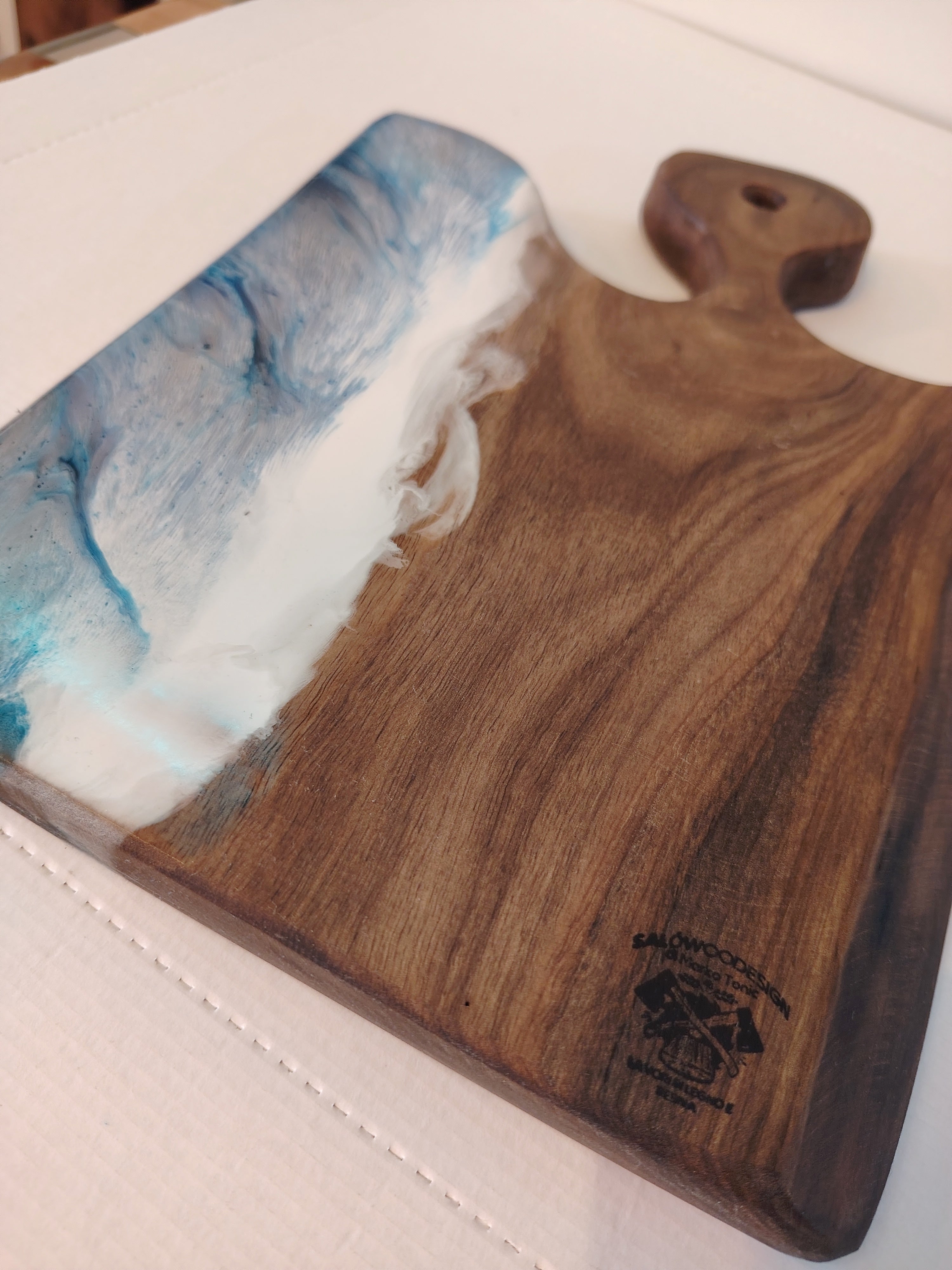 Tagliere Artigianale Noce e Resina Blu con Design Onde Marine