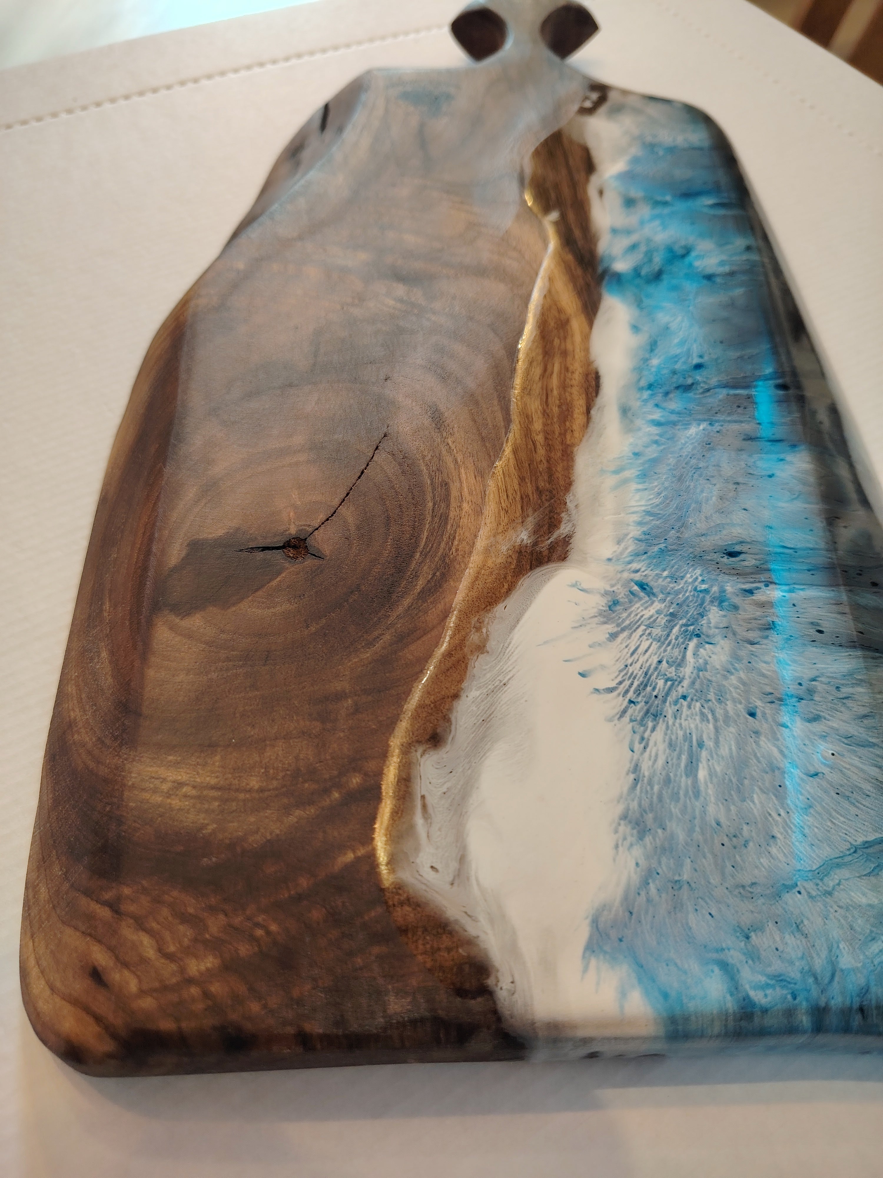 Tagliere Artigianale Noce e Resina Blu con Design Onde Marine