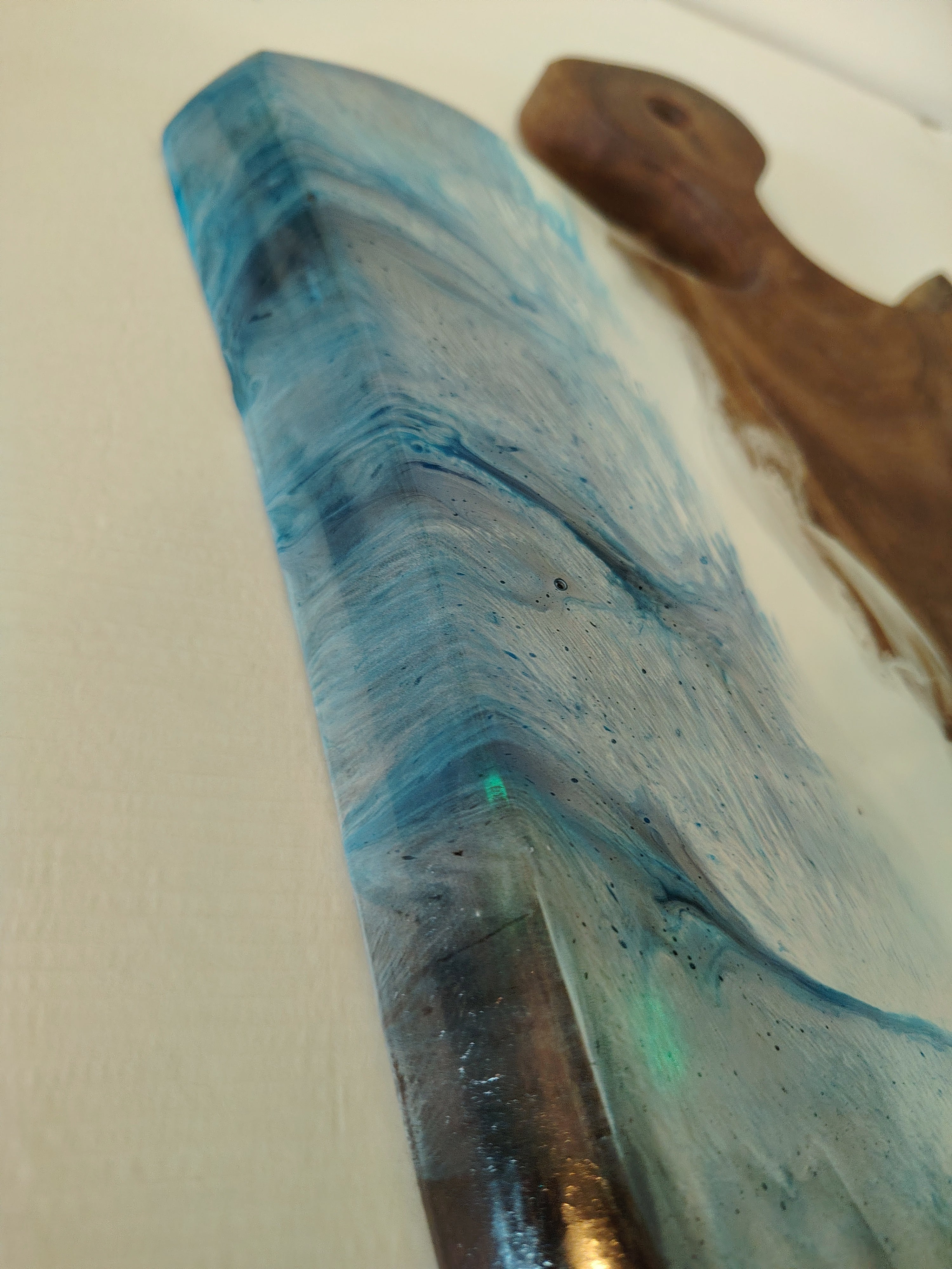 Tagliere Artigianale Noce e Resina Blu con Design Onde Marine