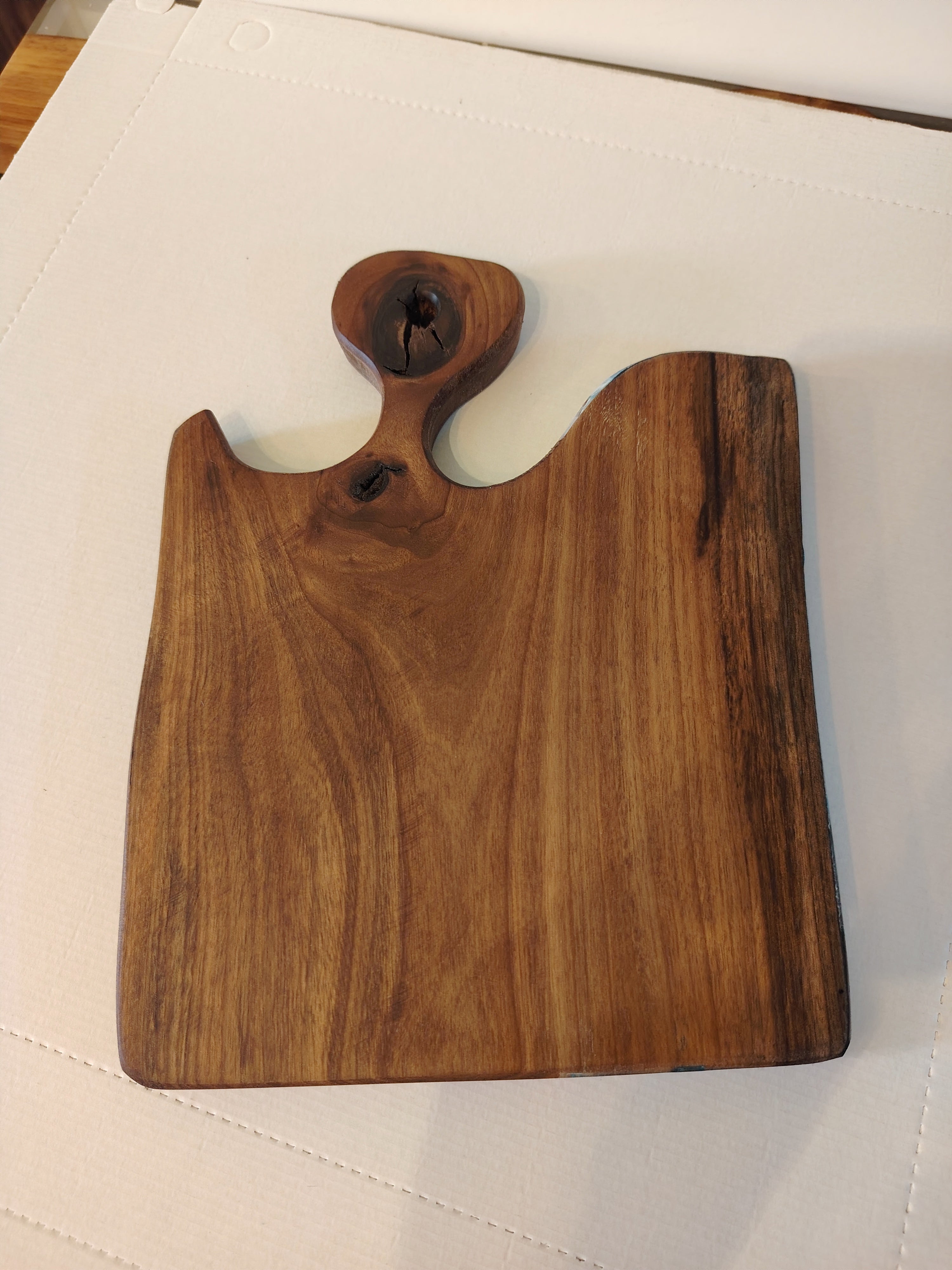 Tagliere Artigianale Noce e Resina Blu con Design Onde Marine
